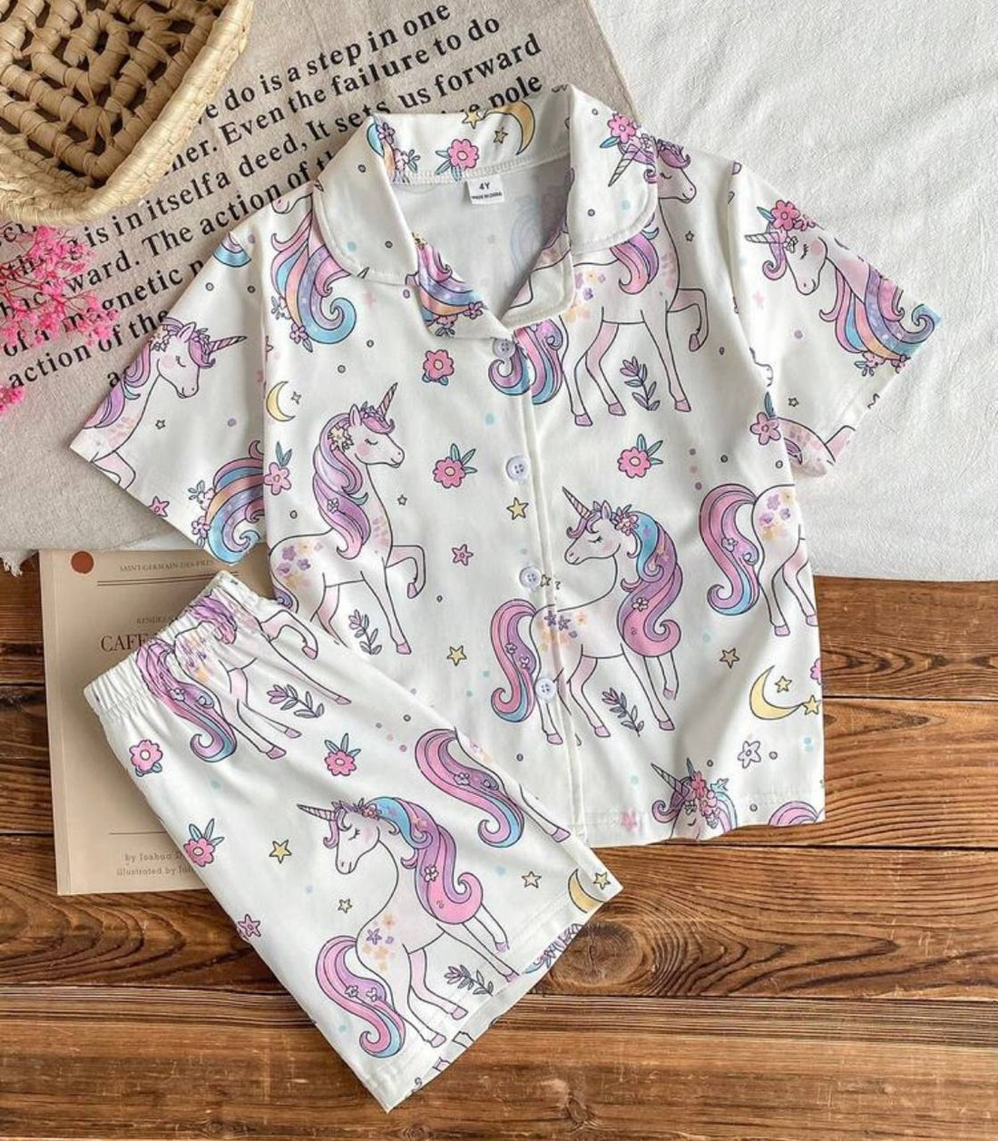 Set Mágico para Niña: Pijama de Unicornios Dos Piezas + Bolso de Peluche + Extensiones de Cabello Arcoíris